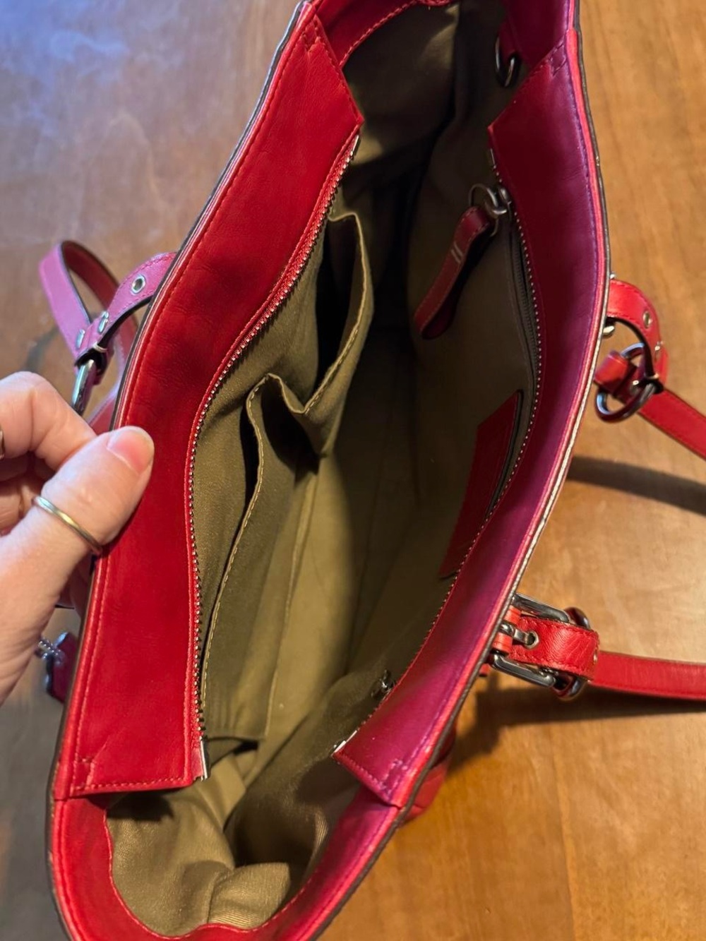 Coach Gallery East West Shoulder Bag - Picture 3 of 4